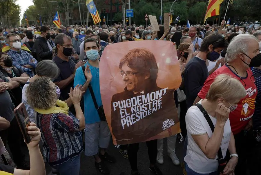 Decenas de ciudadanos se concentraron desde primera hora de esta ma&ntilde;ana frente al Consulado de Italia en Barcelona para protestar por la detenci&oacute;n ayer noche del expresidente de la Generalitat Carles Puigdemont en Cerde&ntilde;a. EFE/Quique Garcia