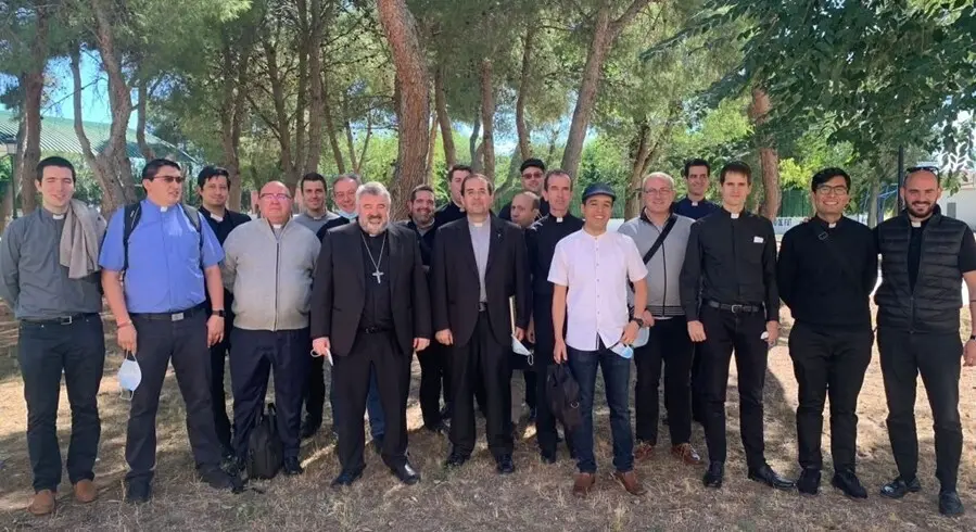 El Arzobispo de Zaragoza se re&uacute;ne con los sacerdotes ordenados en los &uacute;ltimos a&ntilde;os.