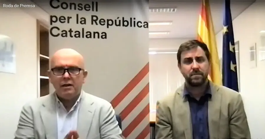 Gonzalo Boye (abogado de Carles Puigdemont) y el exconseller Toni Com&iacute;n en rueda de prensa telem&aacute;tica