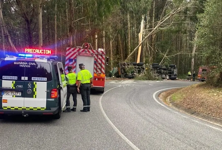 Accidente mortal de un camionero en Ribeira de Piqu&iacute;n (Lugo).