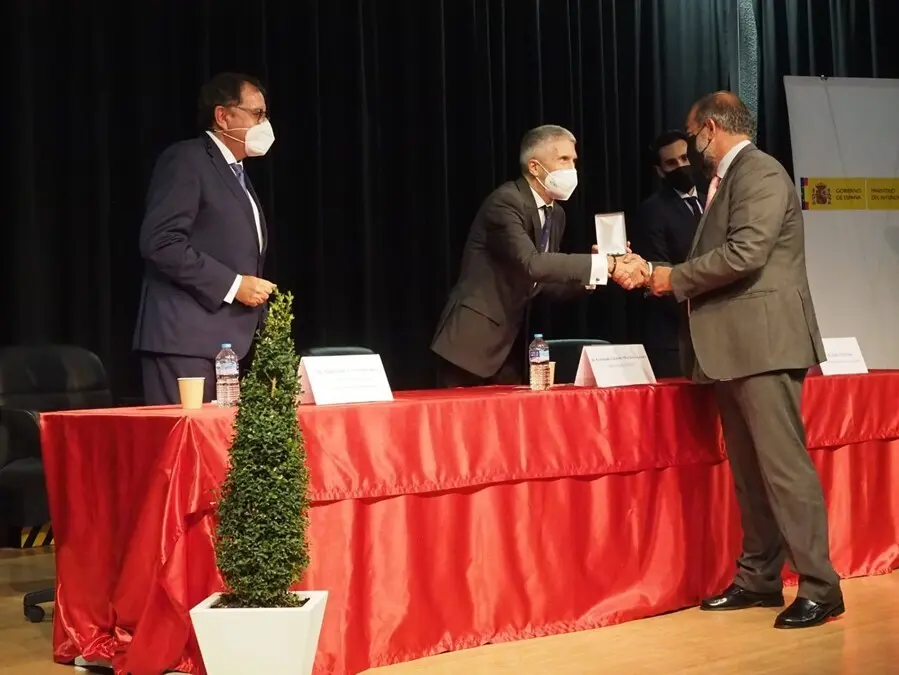 El ministro del Interior, Fernando Grande-Marlaska, y el secretario general de Instituciones Penitenciarias, &Aacute;ngel Luis Ortiz, en la entrega de condecoraciones por La Merced
