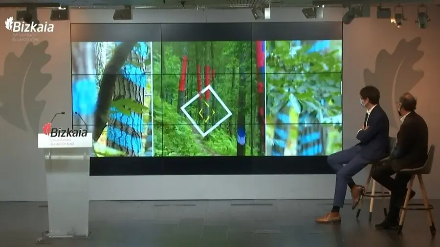 Unai Rementeria, diputado general de Bizkaia, y Jos&eacute; Ibarrola, hijo de Agust&iacute;n Ibarrola, en la presentaci&oacute;n de la nueva ubicaci&oacute;n del Bosque de Oma.