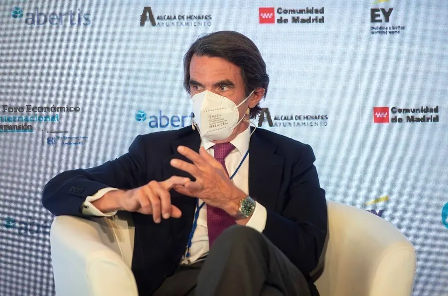 Archivo - El expresidente del Gobierno de Espa&ntilde;a, Jos&eacute; Mar&iacute;a Aznar, participa en la sesi&oacute;n 'Globalizaci&oacute;n en un orden internacional en constante cambio' del II Foro Econ&oacute;mico Internacional, a 8 de junio de 2021, en el Parador de Alcal&aacute; de Henares.