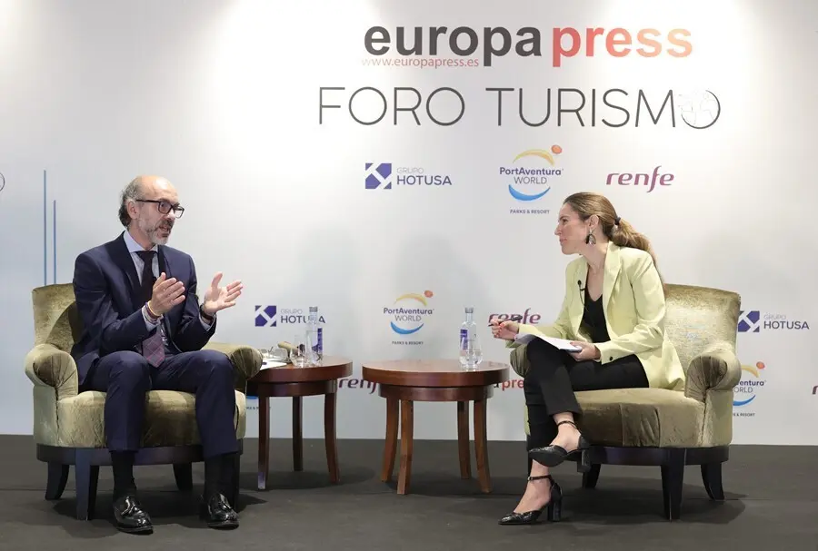 El consejero de Cultura y Turismo de la Junta de Castilla y Le&oacute;n, Javier Ortega &Aacute;lvarez, conversa con la directora de Desarrollo de Negocio de Europa Press, Candelas Mart&iacute;n de Cabiedes, en un Foro de Turismo de Europa Press.