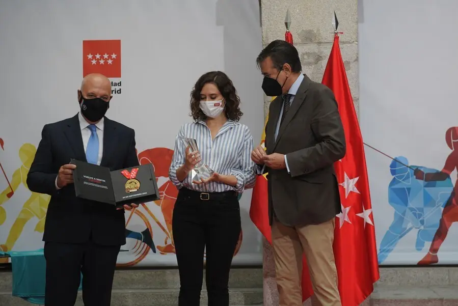 La presidenta de la Comunidad de Madrid, Isabel D&iacute;az Ayuso, recibe el t&iacute;tulo de Maratoniana de Honor por parte de la Asociaci&oacute;n Deportiva Marat&oacute;n Popular de Madrid