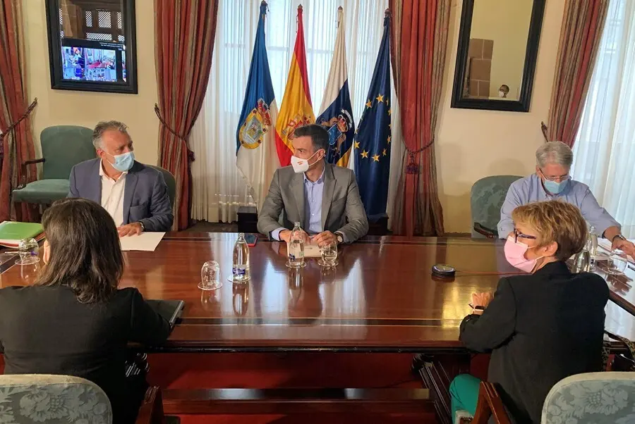 El presidente del Gobierno de Canarias, &Aacute;ngel V&iacute;ctor Torres (1i), y  el presidente del Gobierno, Pedro S&aacute;nchez (2i), durante una reuni&oacute;n con miembros del Consejo de Gobierno de Canarias para abordar la situaci&oacute;n en la isla tras la erupci&oacute;n del volc&aacute;n, a 2