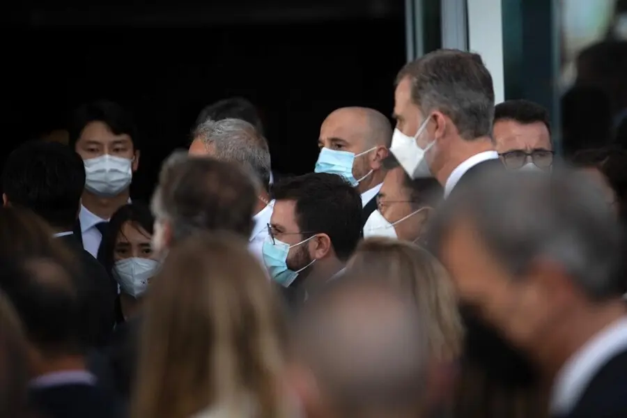 Archivo - El Rey Felipe VI y el presidente de la Generalitat, Pere Aragon&egrave;s, se saludan en un encuentro de empresarios en la reuni&oacute;n del C&iacute;rculo De Econom&iacute;a