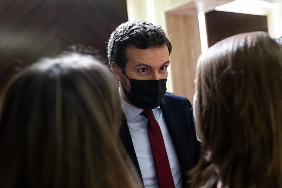 El presidente del Partido Popular, Pablo Casado, conversa con varios periodistas a salida de la clausura el XXV Congreso extraordinario de la European Senior's Union en el Hotel Meli&aacute; Castilla, a 24 de septiembre de 2021, en Madrid, (Espa&ntilde;a). 