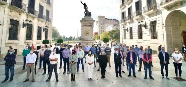 La presidenta del PP en Cantabria, Mar&iacute;a Jos&eacute; S&aacute;enz de Buruaga, junto a los alcaldes y concejales 'populares' de 53 municipios que registran un manifiesto contra la protecci&oacute;n del lobo en la Delegaci&oacute;n.