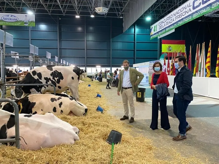 Visita del secretario general de Foro Asturias y portavoz parlamentario en la Junta General del Principado de Asturias (JGPA), Adri&aacute;n Pumares, y otros miembros del partido, a Agropec, en el recinto ferial gijon&eacute;s 'Luis Adaro'