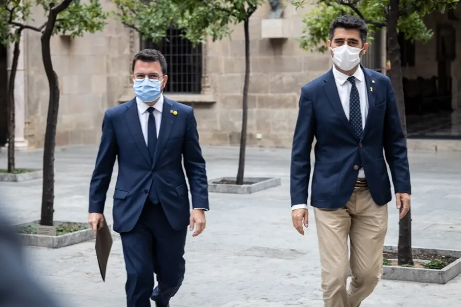 El presidente de la Generalitat de Catalunya, Pere Aragon&egrave;s (i), y el vicepresidente auton&oacute;mico, Jordi Puigner&oacute; (d), acuden a una reuni&oacute;n con todos los consellers del Govern, en el Palau de la Generalitat, a 24 de septiembre de 2021, en Barcelona, Catalun