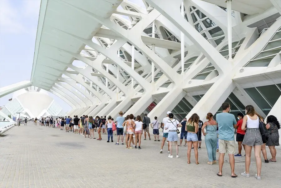 Archivo - Decenas de adolescentes hacen cola para vacunarse de la primera dosis de la vacuna Moderna en la Ciudad de las Artes