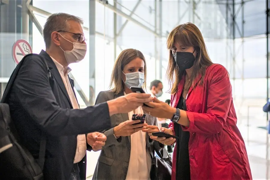 La presidenta del Parlament de Catalunya, Laura Borr&agrave;s, en el Aeropuerto de Barcelona antes de partir a l'Alguer (Cerde&ntilde;a, Italia)
