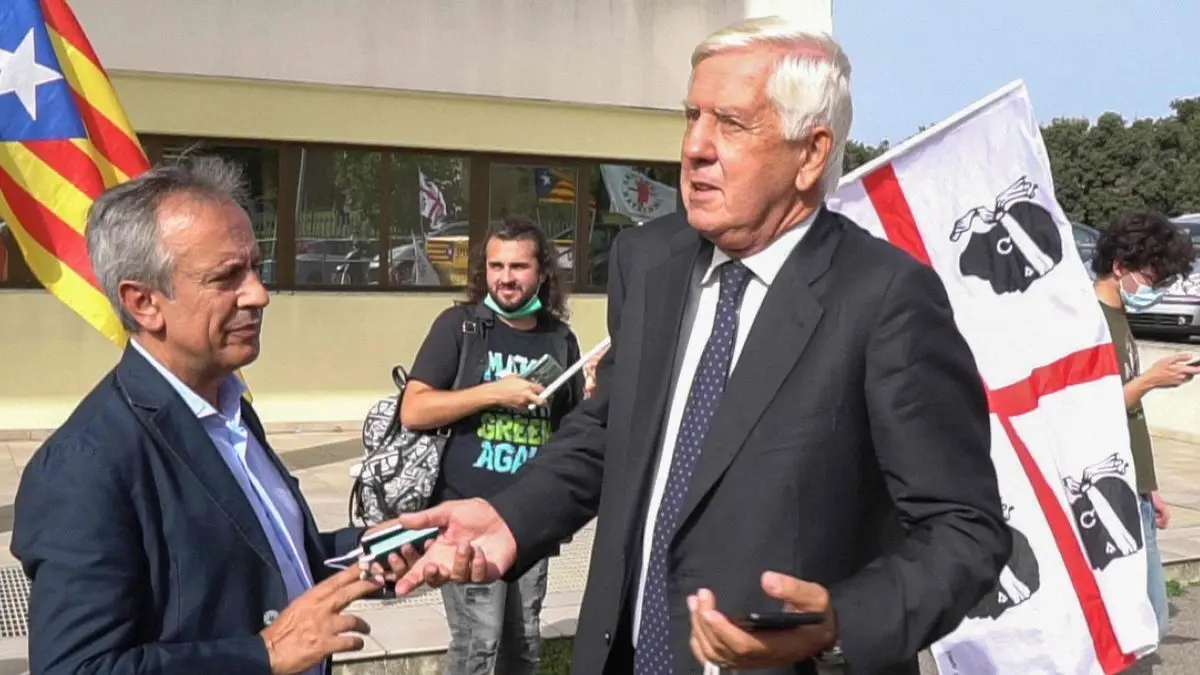 Agostinangelo Marras, abogado italiano de Puigdemont, se dirige a la prensa a la entrada de los juzgados de Sassari.
