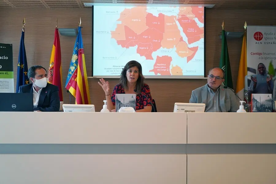 La portavoz de la fundaci&oacute;n Pontificia Ayuda a la Iglesia Necesitada, Raquel Mart&iacute;n, en la rueda de prensa de presentaci&oacute;n del Informe de Libertad Religiosa en el Mundo,