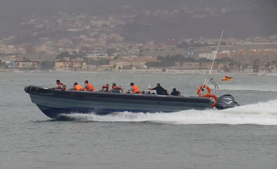 Cadetes del Ej&eacute;rcito de la Compa&ntilde;&iacute;a del Mar que avistan un cad&aacute;ver flotando en la costa de Melilla