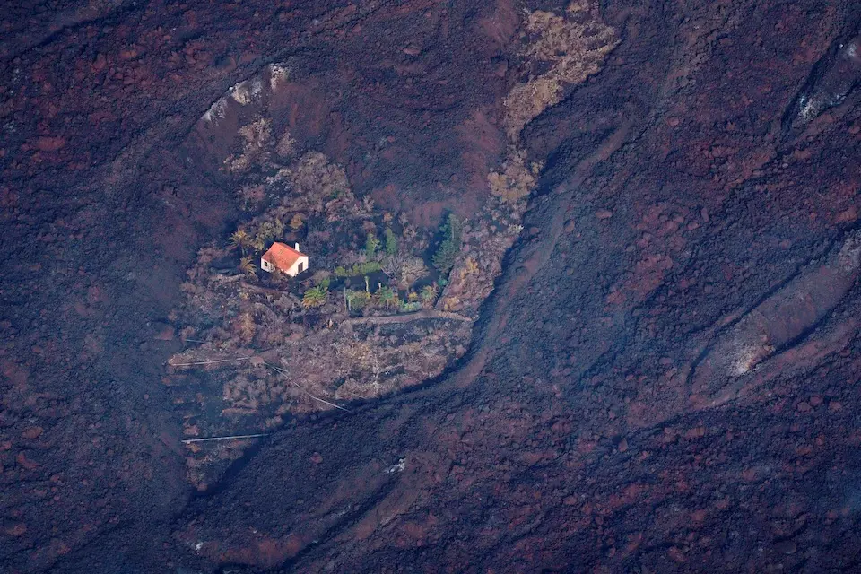 GRAFCAN3708. EL PASO (LA PALMA), 23/09/2021.- Vista desde un helic&oacute;ptero del volc&aacute;n de la isla de La Palma en su quinto d&iacute;a de actividad. EFE/Ram&oacute;n De La Rocha POOL

