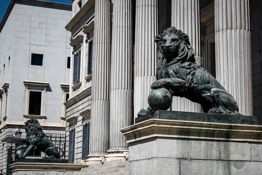 Archivo - Fachada del Congreso de los Diputados de Madrid con sus emblem&aacute;ticos leones.