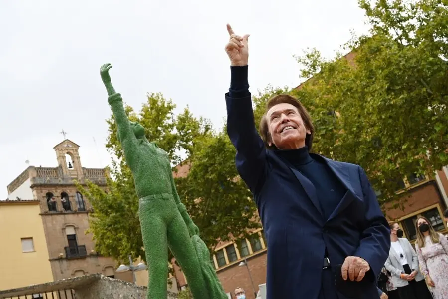 Raphael ante su estatua en Linares.