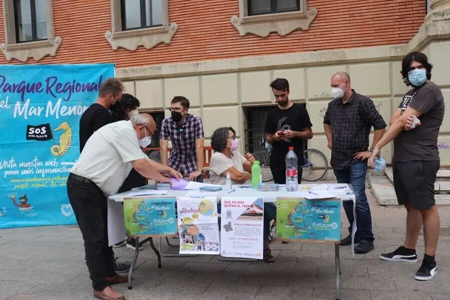 &Aacute;ngel Luis Hern&aacute;ndez, secretario regional de Organizaci&oacute;n de Podemos, en la campa&ntilde;a "Te imaginas..." De difusi&oacute;n de la propuesta de declaraci&oacute;n del Mar Menor como Parque Regional