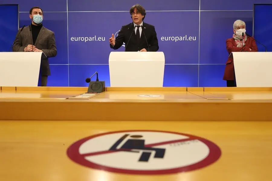 Archivo - El expresidente de la Generalitat, Carles Puigdemont (c) ofrece una rueda de prensa junto a los exconsejeros Antoni Com&iacute;n (i) y Clara Ponsat&iacute; (d) el d&iacute;a en el que el Parlamento Europeo a favor de suspender la inmunidad de los tres, en Bruselas (