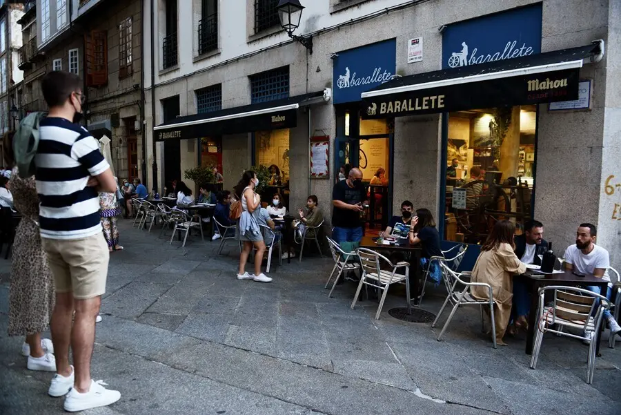 Archivo - Bares y restaurantes en el casco hist&oacute;rico de Orense durante el primer d&iacute;a de restricciones en la hosteler&iacute;a de los municipios que se encuentren en niveles m&aacute;ximos y altos de restricciones por coronavirus.