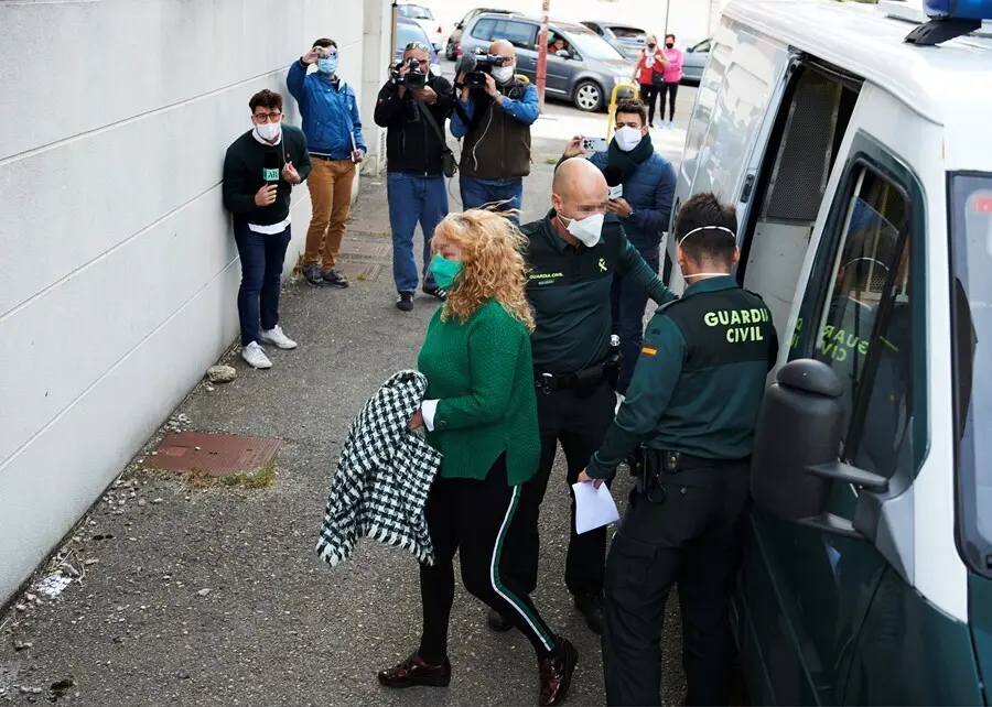 Archivo - Carmen Merino, la acusada por el crimen del cr&aacute;neo de Castro Urdiales, sale custodiada por agente de la Guardia Civil a su salida del Juzgado de Instrucci&oacute;n n&uacute;mero 3 de Castro Urdiales, Cantabria (Espa&ntilde;a), a 13 de noviembre de 2020. 