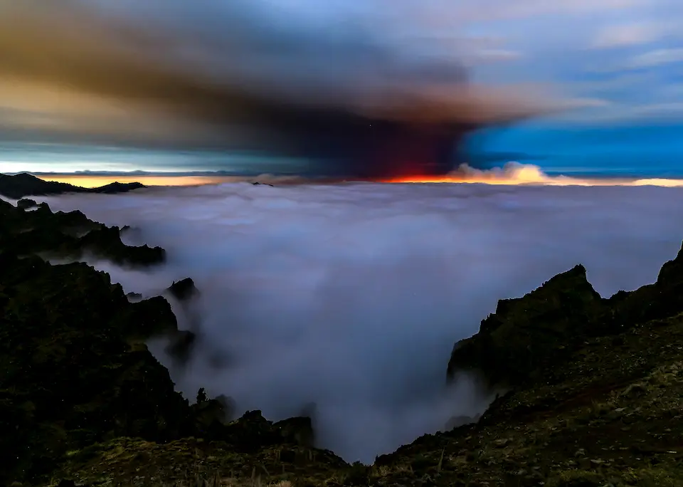 La nube de ceniza y di&oacute;xido de azufre que expulsa el volc&aacute;n de La Palma, a 23 de septiembre de 2021, en La Palma, Santa Cruz de Tenerife, Islas Canarias, (Espa&ntilde;a). El volc&aacute;n de Cumbre Vieja, que el pasado domingo entr&oacute; en erupci&oacute;n, lleva ya m&aacute;s de cuatro d&iacute;as arrasando cientos de viviendas y hect&aacute;reas a su paso por municipios de La Palma. Seg&uacute;n datos del Instituto Volcanol&oacute;gico de Canarias (Involcan), las nueve bocas del volc&aacute;n de la Palma expulsan a diario unas 10.665 toneladas de di&oacute;xido de azufre que asciende de forma r&aacute;pida a trav&eacute;s de la columna de ceniza y quedan suspendidas en las capas intermedias de la atm&oacute;sfera seg&uacute;n la direcci&oacute;n del viento.
23 SEPTIEMBRE 2021;VOLCAN;NUBES;LA PALMA;ERUPCION
Equipo I Love The World
23/9/2021