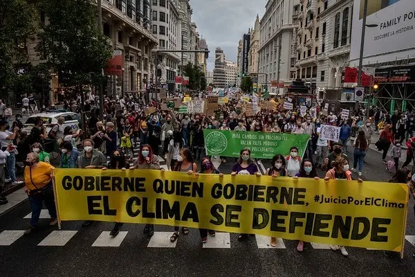 24/09/2021. Madrid, Espa&ntilde;a.\n\nEl movimiento de protesta impulsado por Fridays for Future&ndash;Juventud por el Clima en Espa&ntilde;a ha convocado para el 24 de septiembre un nuevo D&iacute;a de Acci&oacute;n Global por el Clima. En esta ocasi&oacute;n, la jornada se dedicar&aacute; a exigir justicia frente a la emergencia clim&aacute;tica y mostrar el apoyo al llamado Juicio por el Clima que cuenta ya con m&aacute;s de 48.000 adhesiones; la denuncia ante el Tribunal Supremo presentada por varias organizaciones contra el Gobierno por su falta de compromiso y ambici&oacute;n en la materia. &copy;Greenpeace/Pablo Bl&aacute;zquez\n\n\n&copy;Greenpeace Handout/Pablo Bl&aacute;zquez - No sales - No Archives - Editorial Use Only - Free use only for 14 days after release. Photo provided by GREENPEACE, distributed handout photo to be used only to illustrate news reporting or commentary on the facts or events depicted in this image.