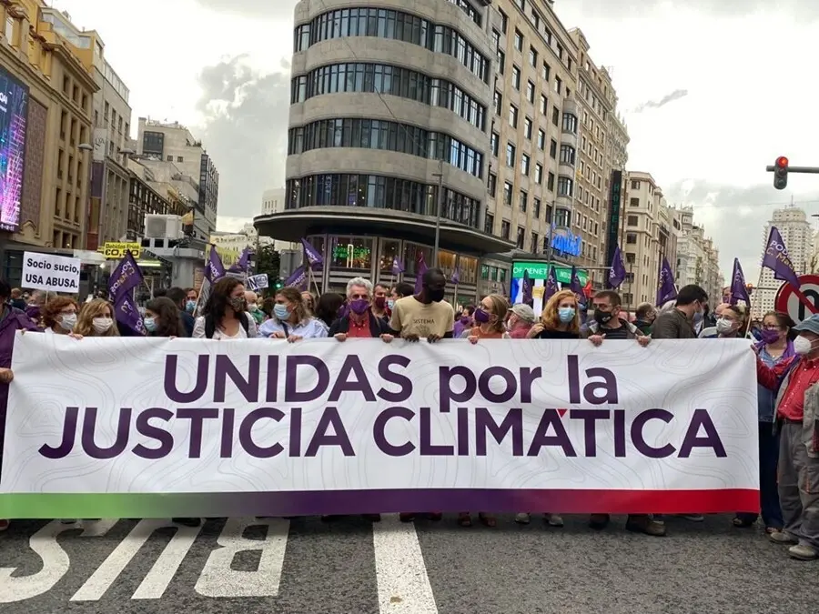 M&aacute;s Pa&iacute;s y Podemos participan en la manifestaci&oacute;n por el cambio clim&aacute;tico convocada en Madrid y piden "frenar la crisis".