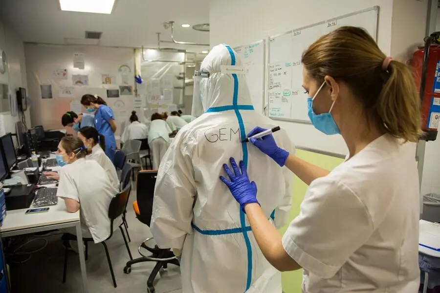 Archivo - Colocaci&oacute;n de EPIs en la UCI de Valdecilla