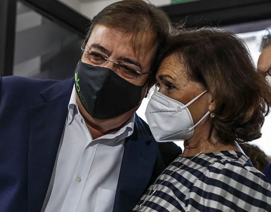 Guillermo Fern&aacute;ndez Vara y Carmen Calvo e fotograf&iacute;an juntos en un acto del partido en Don Benito.
