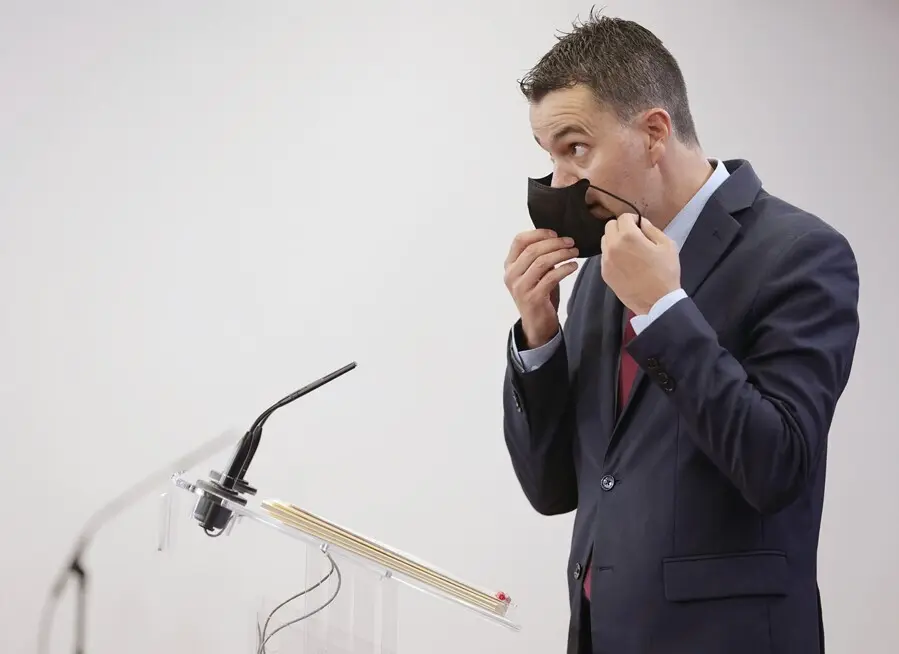El diputado por Tenerife y portavoz del PSOE en el Congreso, H&eacute;ctor G&oacute;mez Hern&aacute;ndez, en una rueda de prensa anterior a una Junta de Portavoces en el Congreso de los Diputados, a 21 de septiembre, en Madrid (Espa&ntilde;a).