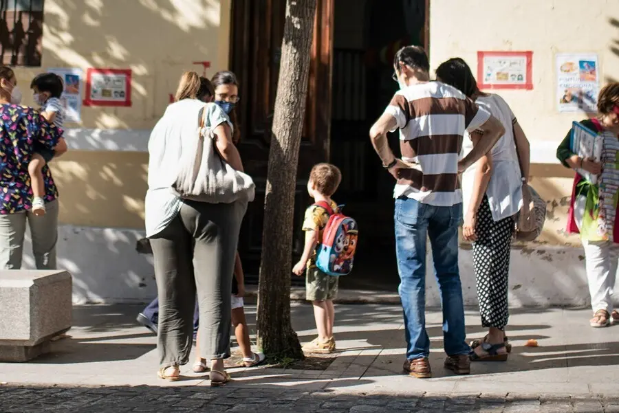 Ni&ntilde;os a la entrada de un colegio en M&eacute;rida