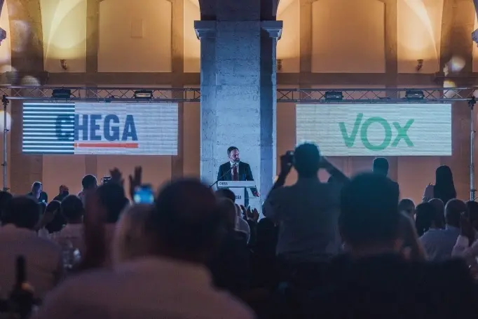 El l&iacute;der de Vox, Santiago Abascal, mantiene un encuentro en Portugal con el presidente de Chega, Andr&eacute; Ventura, para sumar nuevos apoyos a la Carta de Madrid.