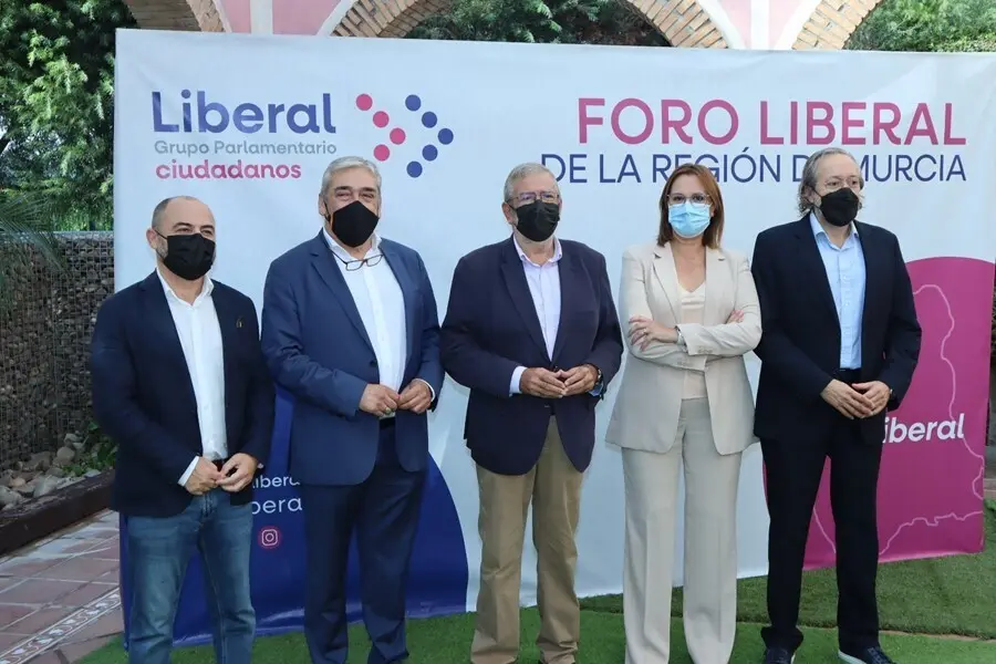 El escritor y periodista Juan Carlos Girauta junto a Isabel Franco y Francisco &Aacute;lvarez