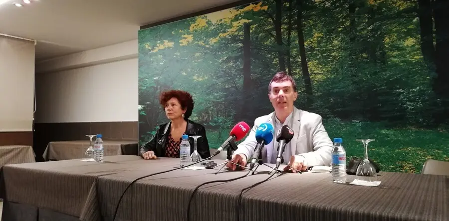 La cineasta Iciar Bolla&iacute;n y el consejero de Pol&iacute;ticas Migratorias y Justicia, Eduardo Santos