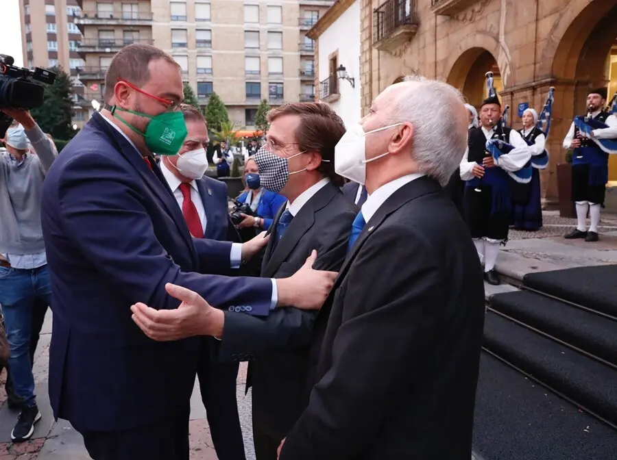 El presidente del Principado, Adri&aacute;n Barb&oacute;n, saluda al alcalde de Madrid, Jos&eacute; Mart&iacute;nez-Almeida, en Oviedo.