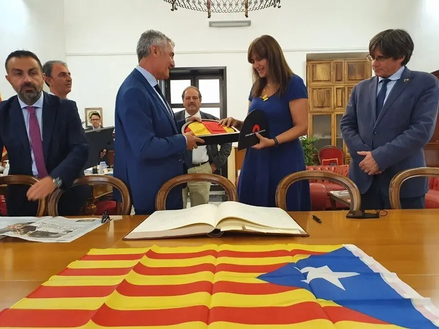 La presidenta del Parlament, Laura Borr&agrave;s, y el expresidente de la Generalitat Carles Puigdemont, durante una visita institucional al Ayuntamiento de Alguer (Italia)