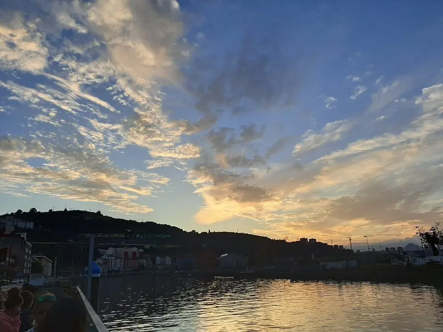 Bilbao con cielo pr&aacute;cticamente despejado