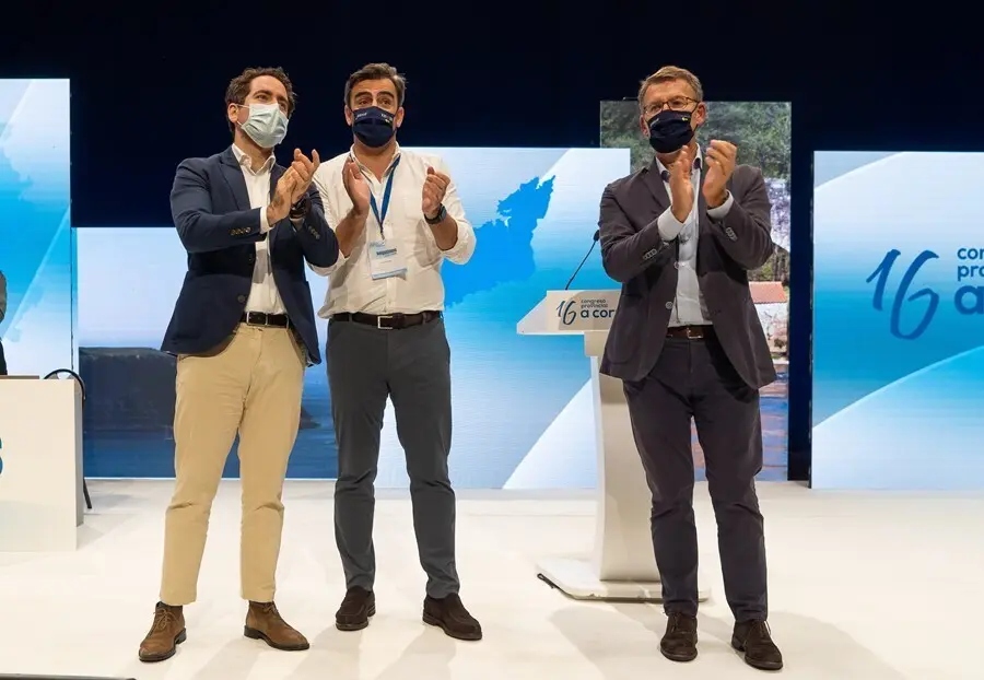 El secretario general de PP, Garc&iacute;a Egea, junto al nuevo presidente de los populares en A Coru&ntilde;a, Diego Calvo y el titular de la Xunta de Galicia, Alberto N&uacute;&ntilde;ez Feij&oacute;o