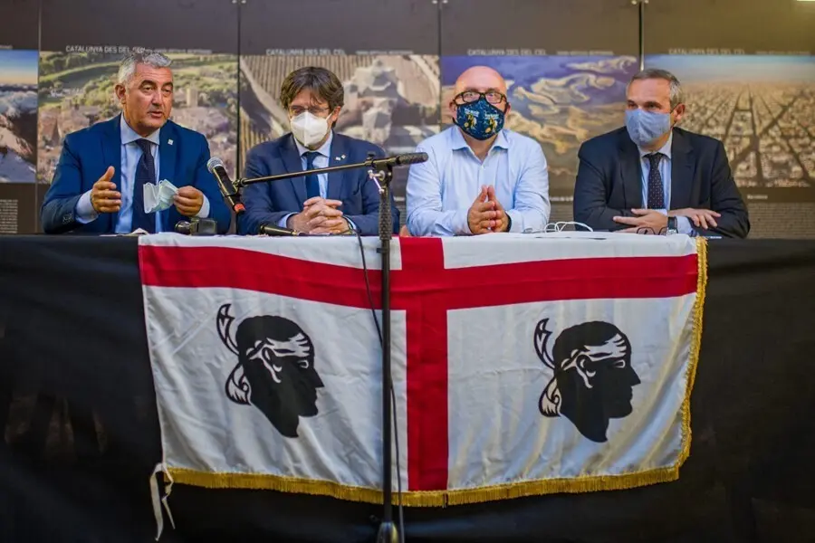 El S&iacute;ndico de L'Alguer (Italia), Mario Conoci; el expresidente de la Generalitat Carles Puigdemont; el abogado Gonzalo Boye y el jefe de la Oficina de Carles Puigdemont, Josep Llu&iacute;s Alay