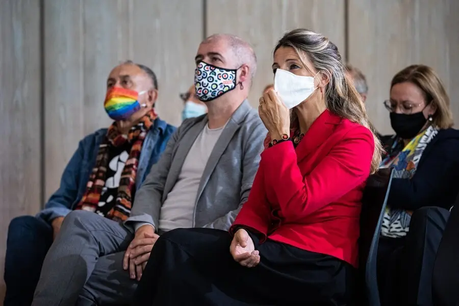 el secretario general de CCOO, Unai Sordo y la presidenta segunda y ministra de Trabajo y Econom&iacute;a Social, Yolanda D&iacute;az, en primer plano durante su participaci&oacute;n en una jornada de empleo, junto al l&iacute;der de UGT