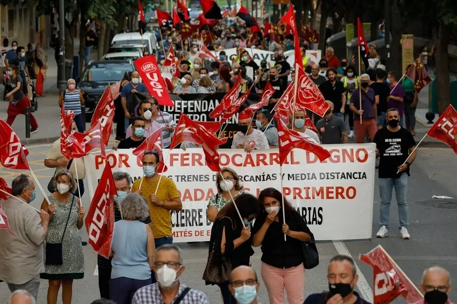 La plataforma en defensa del ferrocarril de la Regi&oacute;n de Murcia y los comit&eacute;s de empresa de Adif y Renfe han convocado una manifestaci&oacute;n en contra del cierre de la l&iacute;nea de cercan&iacute;as de Murcia - Lorca-&Aacute;guilas previsto para el pr&oacute;ximo 1 de octubre