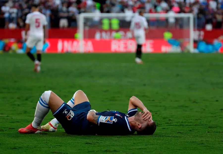 Adri&aacute;n Embarba, del Espanyol, sobre el c&eacute;sped tras una jugada del partido ante el Sevilla correspondiente a la jornada 7 de LaLiga Santander que estos dos equipos juegan hoy en el estadio S&aacute;nchez Pizju&aacute;n y que finaliz&oacute; con victoria sevillista 2-0. EFE/Julio Mu&ntilde;oz.