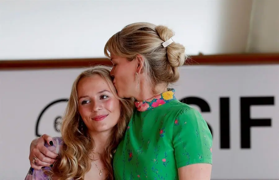 La directora Tea Lindeburg (d) posa junto a la actriz Flora Ofelia Hofman tras presentar este domingo su pel&iacute;cula "Du som er himlen", dentro de la 69 Edici&oacute;n del Festival Internacional de Cine de San Sebasti&aacute;n. EFE/Juan Herrero.