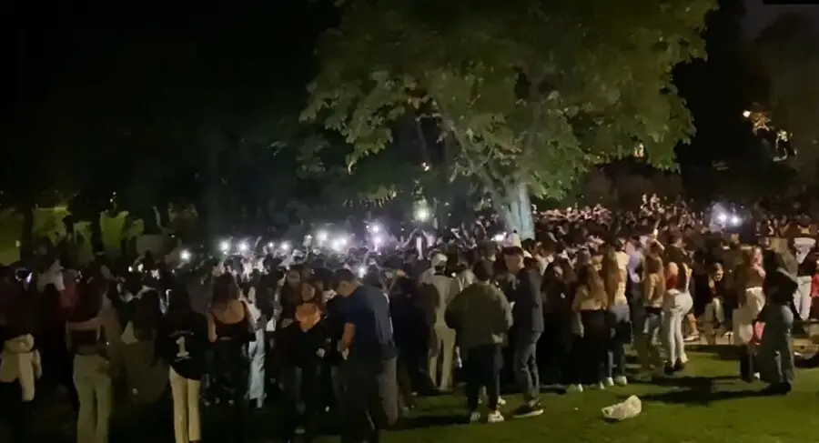 Cientos de j&oacute;venes se concentran haciendo botell&oacute;n en Madrid, muchos sin mascarilla y sin respetar la distancia