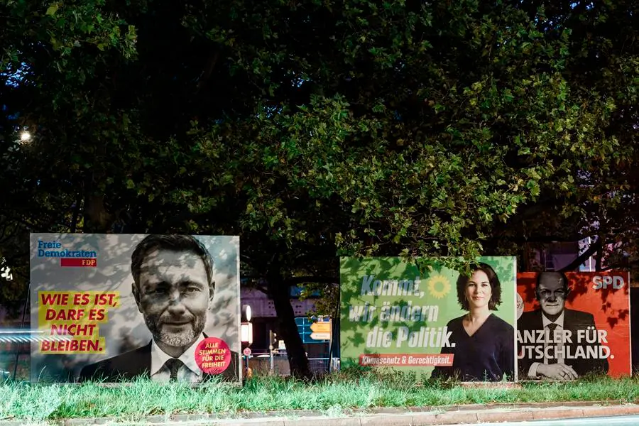 Carteles de campa&ntilde;a del Partido Liberal (FDP) (L), el Partido Verde (C) y los Socialdem&oacute;cratas (R) muestran a los principales candidatos Christian Lindner (L), Annalena Baerbock (C) y Olaf Scholz (R) en Berl&iacute;n, Alemania, el 25 de septiembre de 2021. Las elecciones federales alemanas se celebran el 26 de septiembre de 2021. (Elecciones, Alemania) EFE/EPA/CLEMENS BILAN