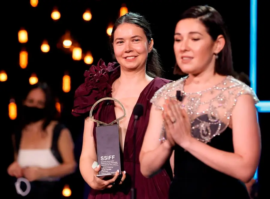 La directora Alina Grigore y la productora Gabi Suciu, con la Concha de Oro, este s&aacute;bado.EFE