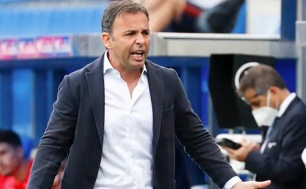 El entrenador del Deportivo Alav&eacute;s, Javier Calleja, durante el partido de la s&eacute;ptima jornada de liga de Primera Divisi&oacute;n disputado este s&aacute;bado en el Estadio de Mendizorroza de Vitoria. EFE/David Aguilar